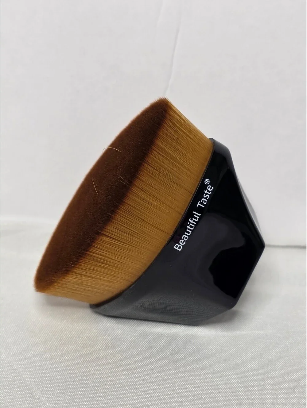 Beautiful Taste Makeup Brush with Soft Bristles and Ergonomic Handle